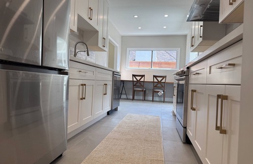 South Arroyo House | Charming Pasadena Retreat in a Central Location on a Gorgeous Tree-Lined Street