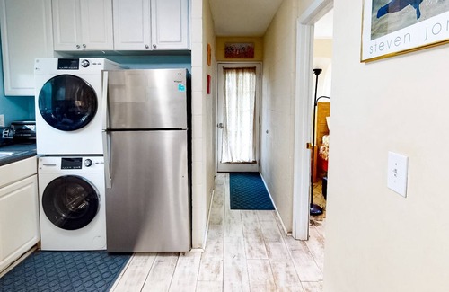 Isle of Palms House | Charming Pet Friendly Home, fenced in back yard, Close to Beach!