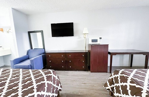 Madisonville Hotel | Charming Pet-Friendly Room with Ample Truck Parking and Private Bathroom