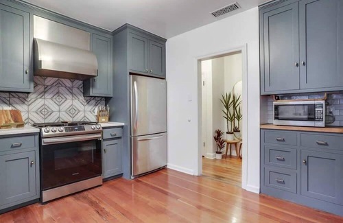 Greater Wilshire - Hancock Park House | Charming Pet Friendly Casa in the heart of LA
