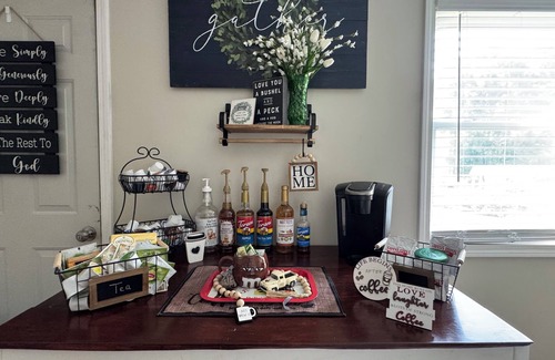 Energy House | Charming pet friendly 3-bedroom 2 Bath house with WiFi, AC in fabulous Energy.