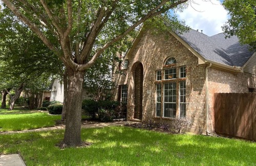 Plano House | Charming Pet-Friendly 4-bedroom house with game table and board in superb Plano