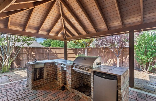 Plano House | Charming Pet-Friendly 4-bedroom house with game table and board in superb Plano