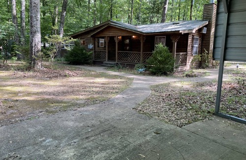 Iuka Cabin | Charming & Pet Friendly! Cabin in Iuka MS- near JP Coleman State Park