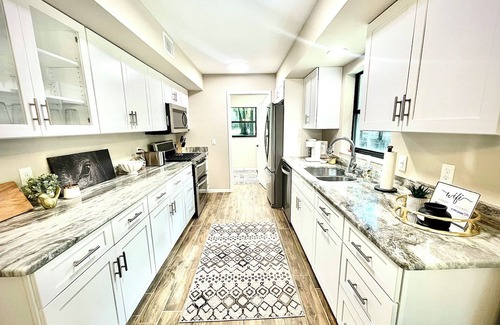 Fellowship House | Charming, Pet-Friendly Retreat - 4min to WEC with fenced in yard + camper setup