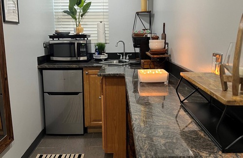 Heart of Chicago Apartment | Charming Pilsen Studio - Quick Access to Downtown Chicago!
