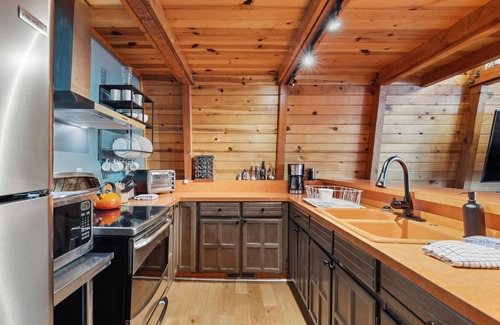 Strawberry Cabin | Charming Pinecrest Cabin w/Private Deck