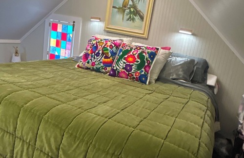 New Bern Cottage | Charming Pink 1-bedroom cottage with WiFi, AC in fabulous New Bern