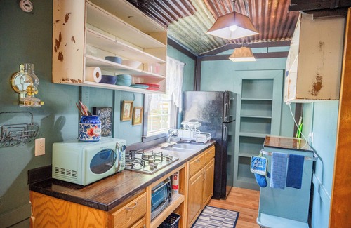 Ingleside Cabin | Charming Pondside tiny home in enjoyable Ingleside. Just minutes from the beach