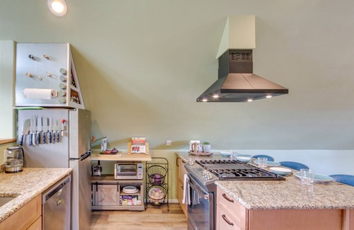 Port Angeles Apartment | Charming Port Angeles Studio w/Deck & Views!