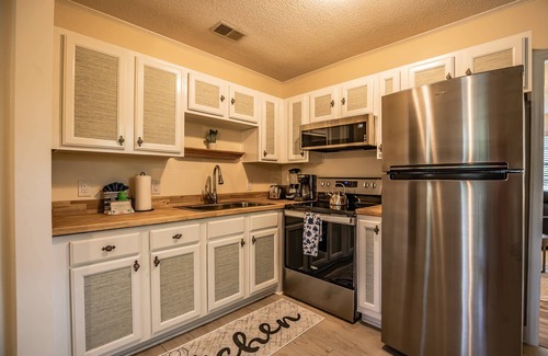 Beaufort House | Charming Port Royal Cottage: Walk to Dining, 5 Min to Parris Island, Beach & Bike Trails!