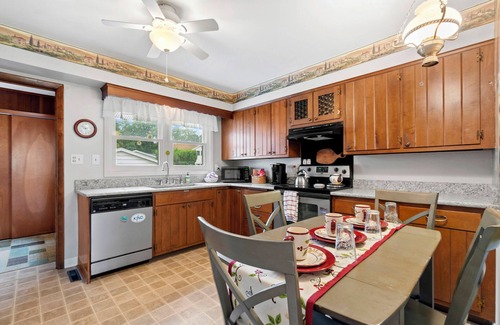 Erie House | Charming Presque Isle Home w/Lake Access