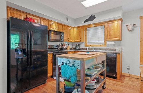 Clarkson House | Charming! Private and cozy Nolin Lake cottage near Mammoth Cave National Park.