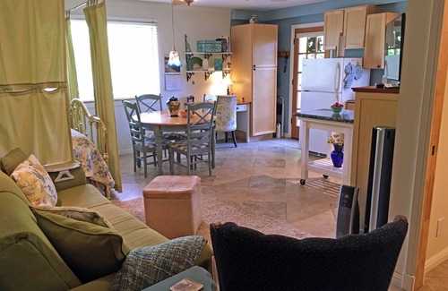 Fallbrook House | Charming Private Guest House, Gorgeous Panoramic Mountain Views, Pool, 2.7 Acres