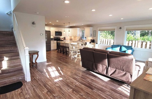 Pacific Beach House | Charming Private Retreat Near Beaches/Fully Fenced