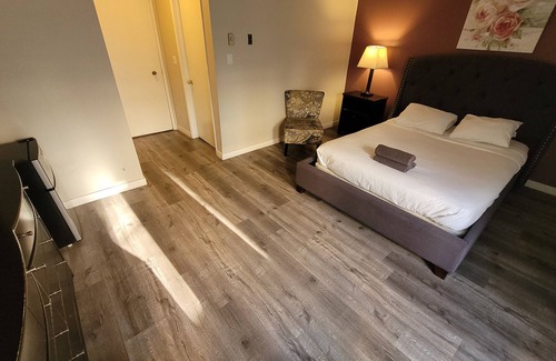 Pico - Robertson Apartment | Charming Queen Bed Unit in Beverly Hills with AC + WiFi