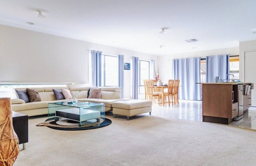 Point Cook House | Charming Queen Room in Spacious Point Cook Home