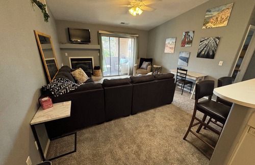 Cottonwood Condo | Charming & quiet 2-bedroom condo in gated community w pool, hot tub & gym!
