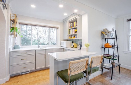Roselawn Finance House | Charming, Quiet 4B 1920s Tudor by UC Hospital