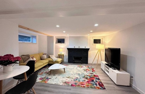 Lawrence Park South House | Charming, Quiet & Private Ground Floor Suite - Prime Location, Full comfort