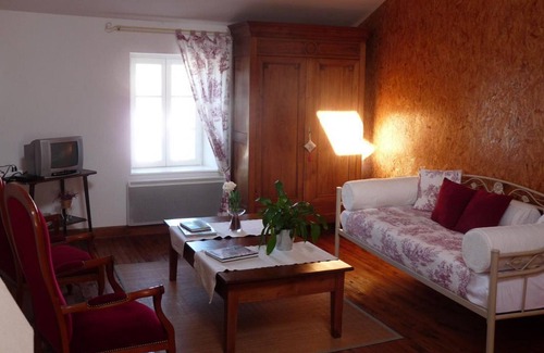 Ferrieres-sur-Sichon Cottage | Charming Renovated Stone House with Cozy Patio, Near Vichy, Sleeps 6, Pet-Friendly