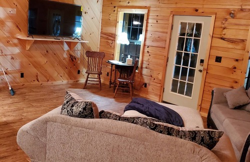 Winona Cabin | Charming ranch style log cabin with AC in scenic Winona