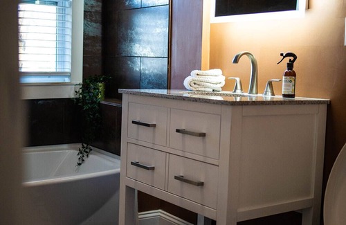 North Hyde Park Apartment | CHARMING REHABBED 2ND FLOOR APARTMENT