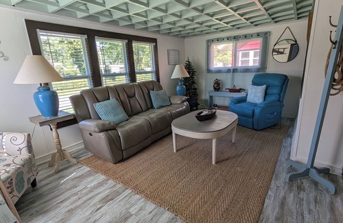 Ashtabula Cottage | Charming Relaxing Cottage, 2 minutes from Lake Shore Park Beach and Fishing