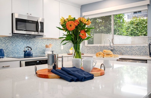 Upper East Condo | Charming Remodeled Uptown Condo with Pool