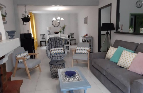 Beaumont-la-Ronce Cottage | Charming Renovated Country House, Close to Loire Valley Castles, Bikes, Garden, Wi-Fi