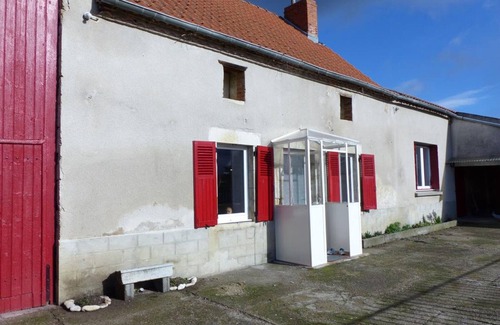 Poezat Cottage | Charming Renovated Farmhouse: Modern Comforts, Historic Charm, Pet-Friendly, Close to Gannat