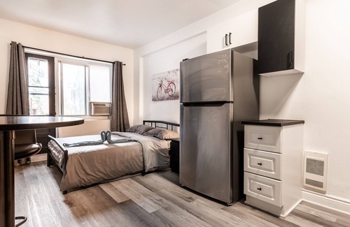 Mile End Apartment | Charming renovated studio AC/balcony