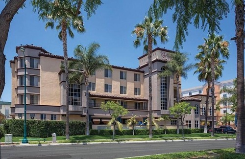 Anaheim Resort Resort | Charming resort in lovely Anaheim 2 mil from Disneyland w/WiFi, fitness room, AC