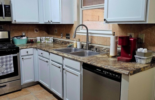 Hutto House | Charming Retreat - 3b/2b King-Sized Bed