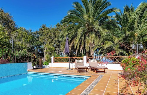 Moya House | Charming Retreat in Fontanales with Pool