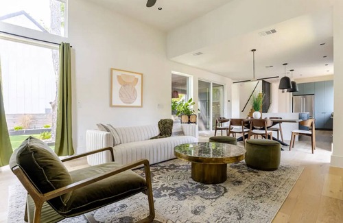 Govalle House | Charming Retreat in Govalle – Private Pool, Spa, and Outdoor Oasis!nn