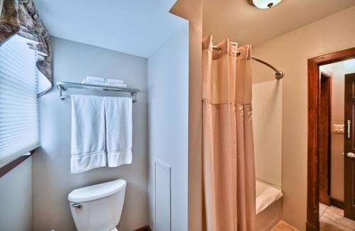 Milford House | Charming Retreat in Milford: Walking Distance to Local Attractions!