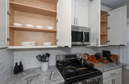 Cleveland House | Charming Retreat in the Heart of Shaker Heights.Your Perfect Home Away from Home