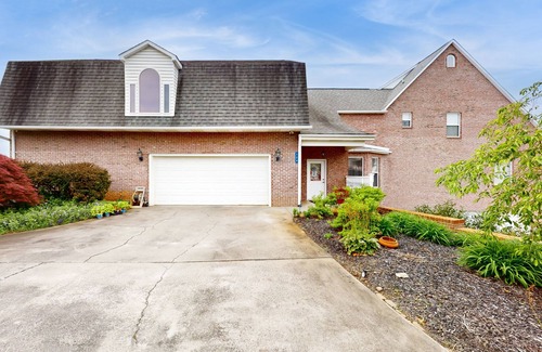 Rockford Apartment | Charming retreat with Smoky Mountain views, kitchenette, & central AC