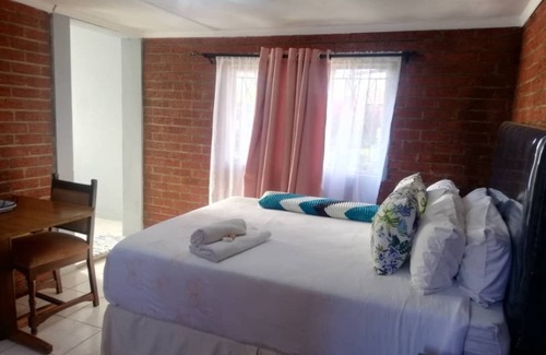 Bulawayo House | Charming Retreat with Spacious Rooms, Lush Garden, and Ideal for Group Stays
