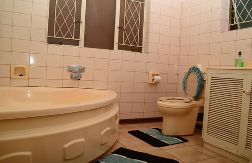 Bulawayo House | Charming Retreat with Spacious Rooms, Lush Garden, and Ideal for Group Stays