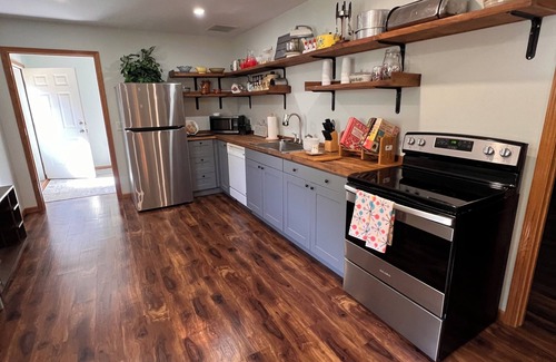 Black Earth Cottage | Charming retro 1-bedroom cottage in welcoming Black Earth with AC