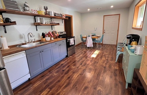 Black Earth Cottage | Charming retro 1-bedroom cottage in welcoming Black Earth with AC