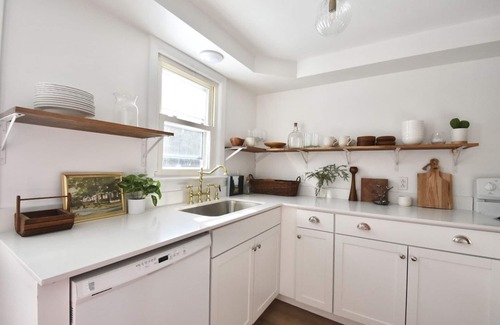 Brunswick House | Charming Retro 3BR+Office Home in Town