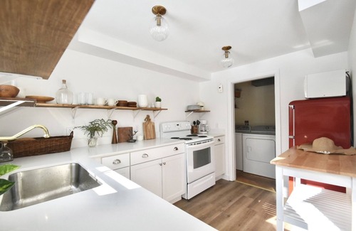 Brunswick House | Charming Retro 3BR+Office Home in Town