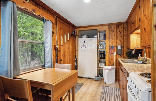 Sturgeon Bay Cabin | Charming Retro cabin- Waterfront and Screened in Porch- Nostalgic!
