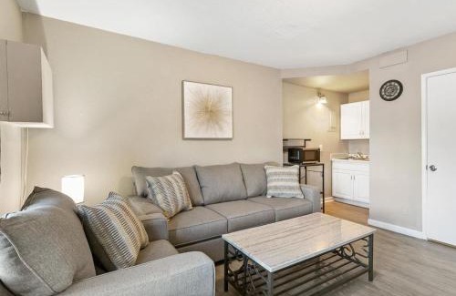 Sparks Apartment | Charming Retro Property 22
