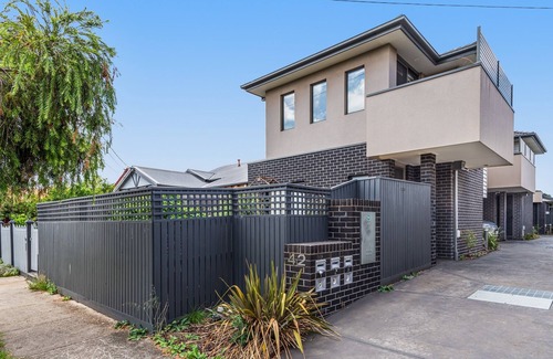 Brunswick North House | Charming Retro Townhouse in Vibrant Coburg