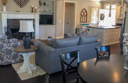 Reynolds Landing House | Charming Reynolds Landing Cottage adjacent to golf course & steps from the lake!
