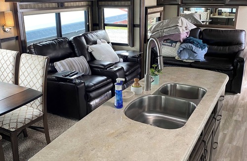 Soldotna RV Rental | Charming river front campground with 5th Wheel Camper and WiFi in Soldotna